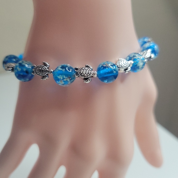 NWT Turtle Charms W Ocean Blue Glow In The Dark Firefly Glass Stretch Bracelet - Picture 11 of 14